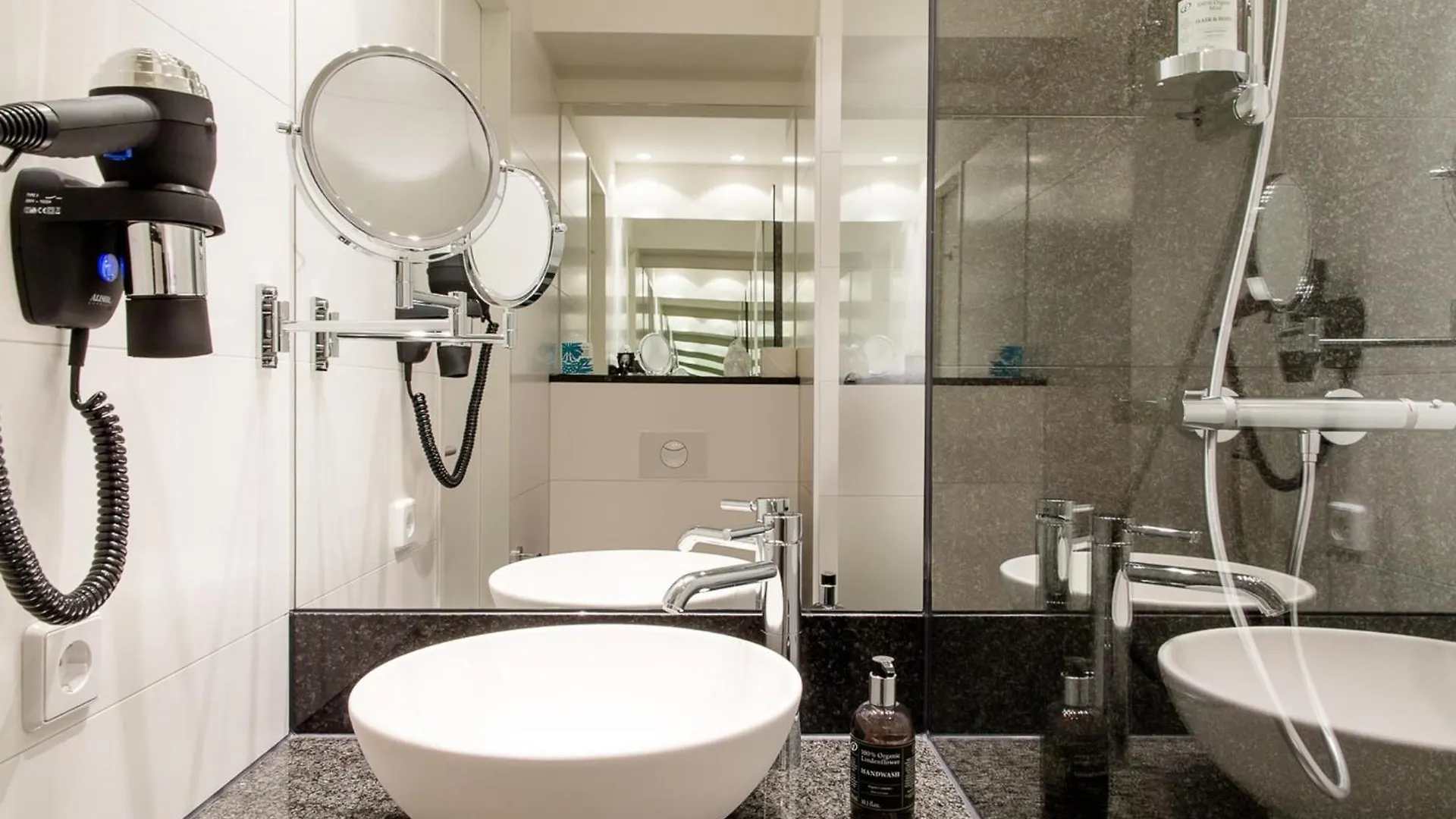 Motel One Brüksel 3*,